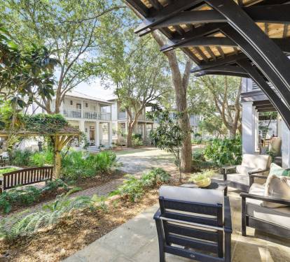 Enjoy Quiet Mornings Overlooking West Kingston Park