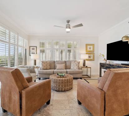 Cozy Living Area with Ample Seating