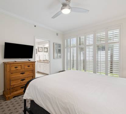 Queen Guest Suite - Equipped with a Flat-Screen TV