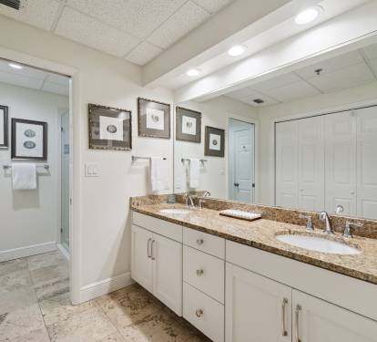 Queen Guest En-Suite - Dual Vanities