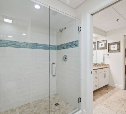Queen Guest En-Suite - Walk-In Shower