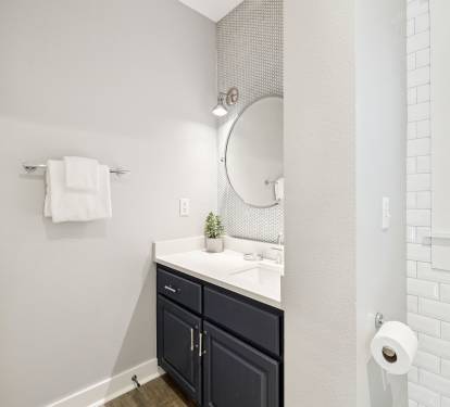 Full Guest En-Suite - Single Vanity
