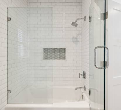 Full Guest Suite - Shower/Tub Combo + Hallway Access