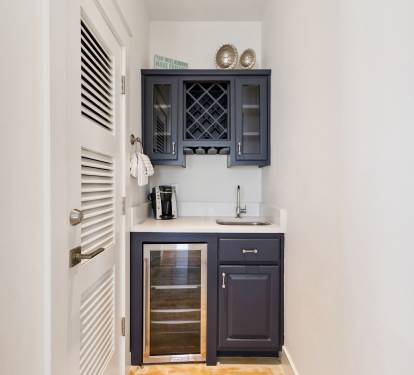 Conveniently Located - 3rd Floor Wet Bar