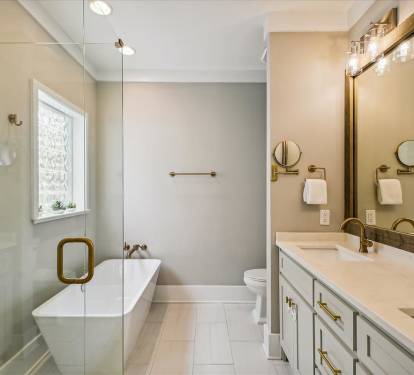Primary King En-Suite - Soaking Tub & Walk-In Shower