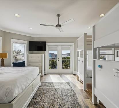 Family Suite - King Bed & 2 Twin over Twin Bunks