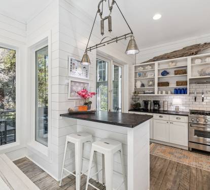 Bar Seating for 4 - Perfect for Breakfast or Quick Bites!