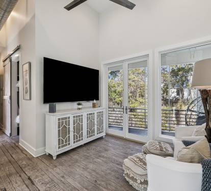 Equipped with a Flat-Screen TV + Access to the 2nd Floor Balcony
