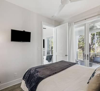 Queen Guest Suite - Balcony Access + Flat-Screen TV