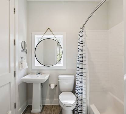 Queen Guest En-Suite - Single Vanity + Shower/Tub Combo