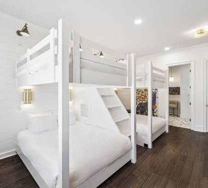 1st Floor Front Bunk Room - 2 Queen Bunks + Flat-Screen TV