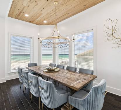 Gulf-Front Dining Area with Seating for 10