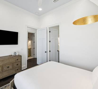 Queen Guest Suite - Equipped with a Flat-Screen TV