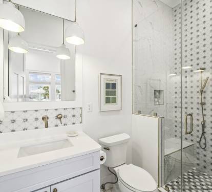 Queen Guest En-Suite - Single Vanity + Walk-In Shower