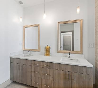 Primary King En-Suite - Dual Vanities