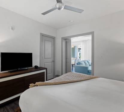 Queen Guest Suite - Equipped with a Flat-Screen TV