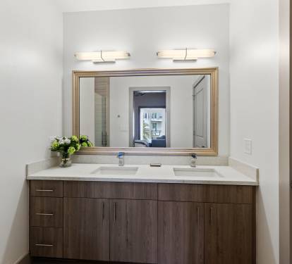 Queen Guest En-Suite - Dual Vanities
