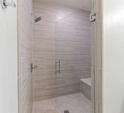 Queen Guest En-Suite - Walk-In Shower