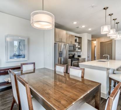 Dining Area with Seating for 6!
