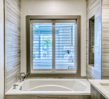 Primary King En-Suite - Soaking Tub