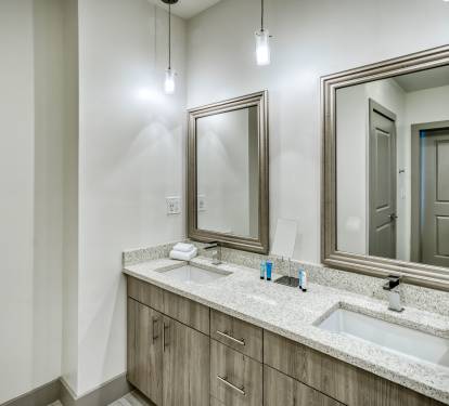 King Guest En-Suite - Dual Vanities