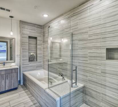 King Guest En-Suite - Soaking Tub & Walk-In Shower