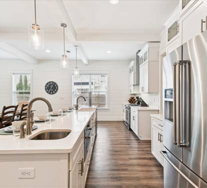 Stunning Kitchen with Stainless Steel Appliances!