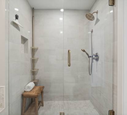 Primary En Suite - Tiled Walked in Shower