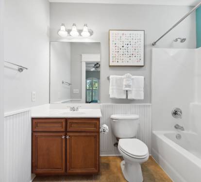 King Guest En-Suite - Single Vanity + Shower/Tub Combo