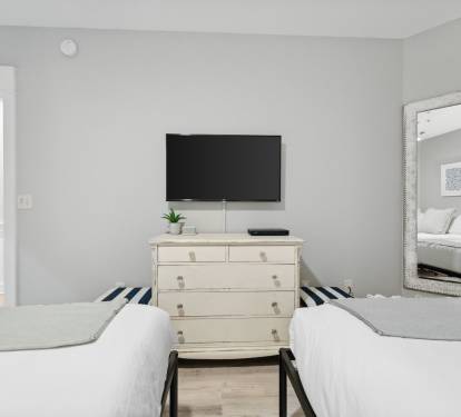 Queen Guest Suite - Equipped with a Flat-Screen TV