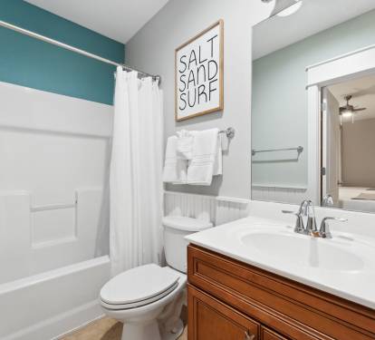 Queen Guest En-Suite - Single Vanity + Shower/Tub Combo