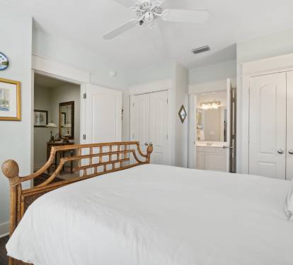 Queen Guest Room - En Suite