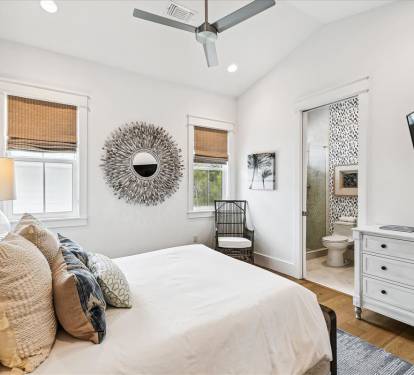 2nd Floor - Guest Suite - Queen Size Bed