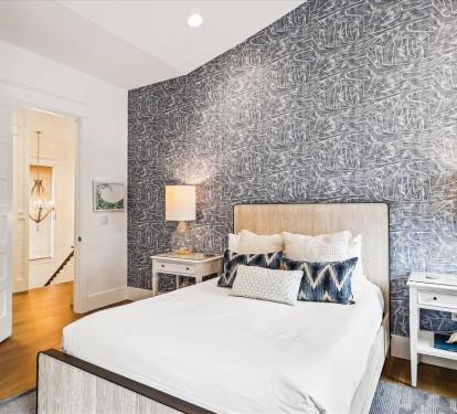 2nd Floor - Guest Suite - Queen Size Bed