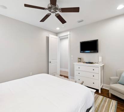 Queen Guest Suite - Equipped with a Flat-Screen TV