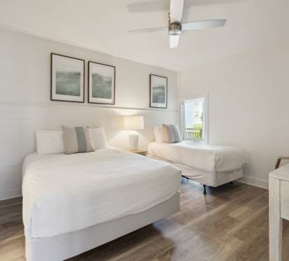 Guest Suite with Queen & Twin Bed - Equipped with a Flat-Screen TV