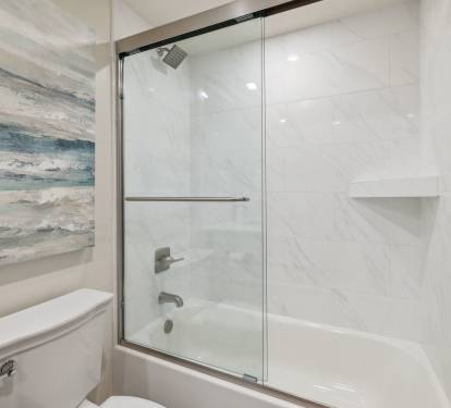 Guest En-Suite - Shower/Tub Combo