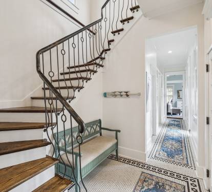 Inviting 1st Floor Entry!