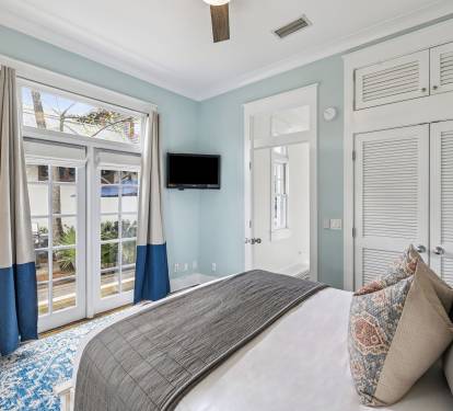 Queen Guest Suite - Courtyard Access + Flat-Screen TV