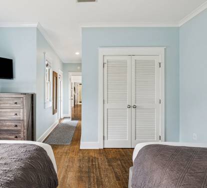 Queen Guest Suite - 2 Queen Beds + Flat-Screen TV
