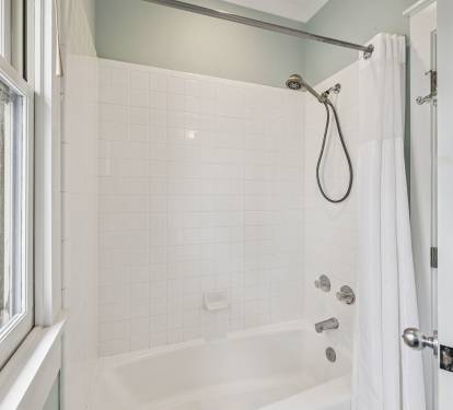 Queen Guest En-Suite - Shower/Tub Combo