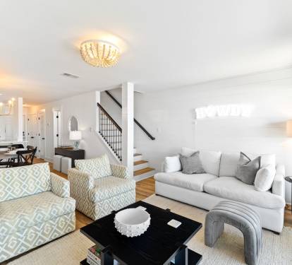 Cozy Living Area with Ample Seating