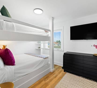 Queen Bunk Room - Equipped with a Flat-Screen TV