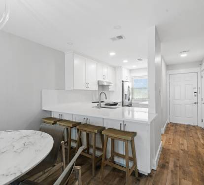 Fully Equipped Kitchen with Bar Seating for 4