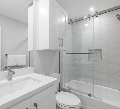 Queen Guest En-Suite - Single Vanity + Shower/Tub Combo
