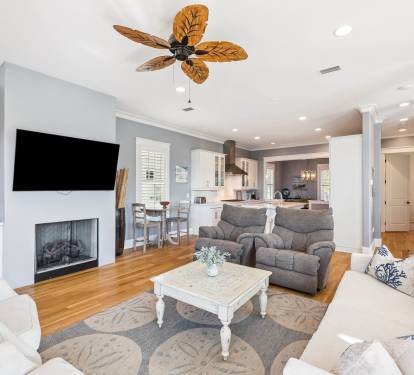 Spacious Living Area with Ample Seating
