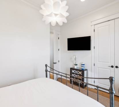 Queen Guest Suite - Balcony Access + Flat-Screen TV