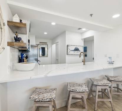 Bar Seating for 4 - Perfect for Breakfast or Quick Bites!