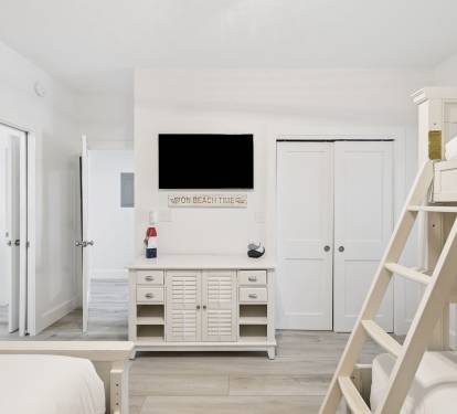 Bunk Room - Equipped with a Flat-Screen TV
