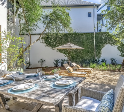 Private Courtyard - Spacious Outdoor Oasis for Everyone